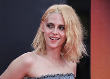 Kristen Stewart se luce en lujoso vestido en premiere de ‘Spencer’