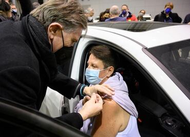 Cuarta dosis de vacuna aporta "beneficios marginales" contra ómicron: estudio