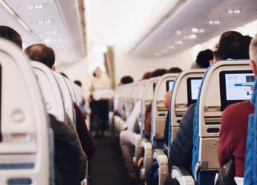 Vuelo de United realiza desvío de emergencia por pasajero con síntomas de Covid