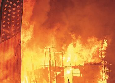 Hombre muere al intentar rescatar a su perro de un incendio