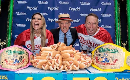 Campeona devora 39 hot dogs y medio; gana concurso Nathan’s del 4 de julio