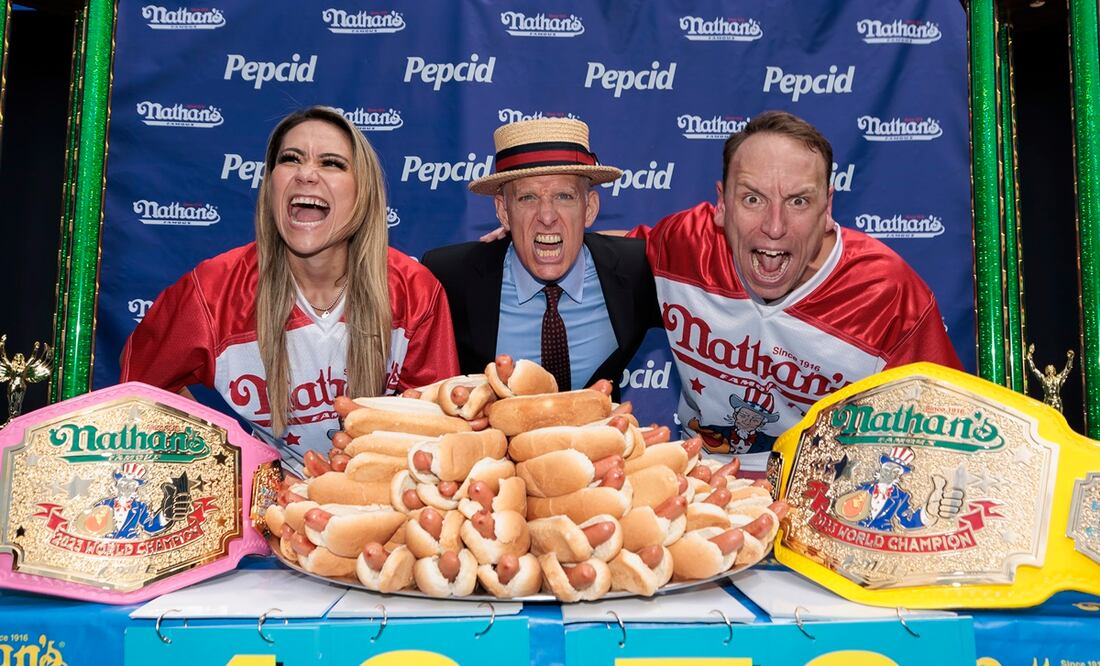 Miki Sudo, se convirtió en la protagonista al devorar 39 hot dogs y medio en tan solo 10 minutos. Foto: EFE/EPA/JUSTIN LANE