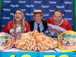 Campeona devora 39 hot dogs y medio; gana concurso Nathan’s del 4 de julio