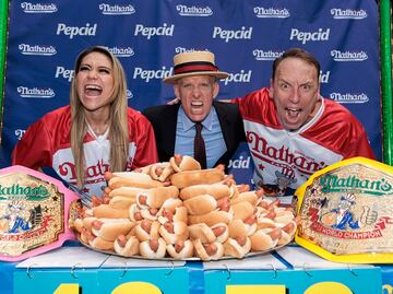 Campeona devora 39 hot dogs y medio; gana concurso Nathan’s del 4 de julio