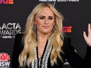 Rebel Wilson presume su dramática pérdida de peso con traje de baño