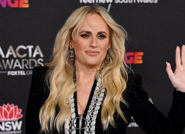 Rebel Wilson presume su dramática pérdida de peso con traje de baño