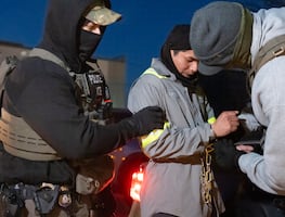 Trump detiene a más de 55 mil migrantes: usan cárceles locales y centros secretos como ‘Alligator Alcatraz’