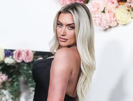 Stassie Karanikolaou se luce con bikini estampado en Bahamas