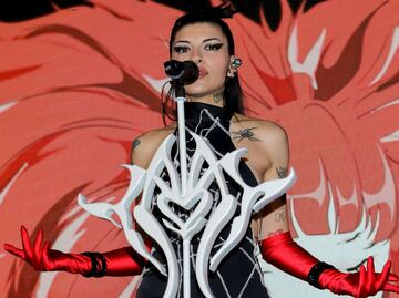 Cazzu regresa a los escenarios más sexy e impacta con revelador look