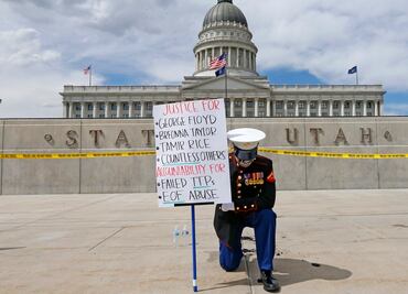 Marine protesta inmóvil hasta que sus zapatos se derriten por el sol