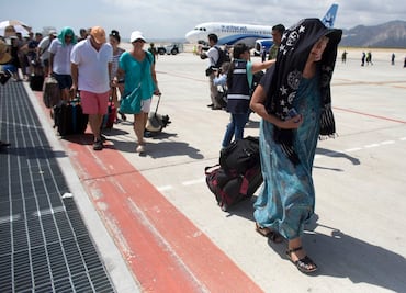 Aeropuerto de El Paso limita acceso a terminal por esperada ola de migrantes