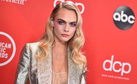 Cara Delevingne arrasa con traje de baño negro en playa de México
