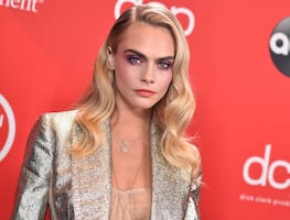 Cara Delevingne arrasa con traje de baño negro en playa de México
