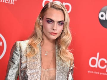 Cara Delevingne arrasa con traje de baño negro en playa de México