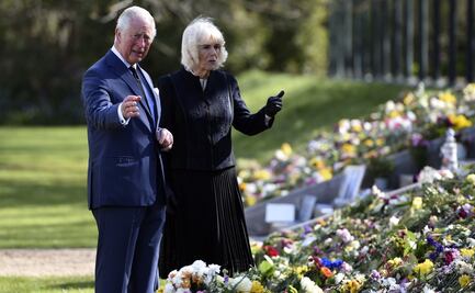 Carlos y Camila contemplan tributos florales al duque