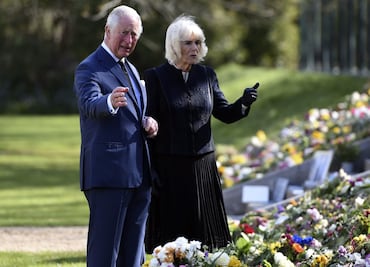Carlos y Camila contemplan tributos florales al duque