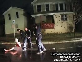 Afroamericano suplica a policías que "paren" antes de morir asfixiado