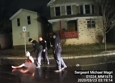 Afroamericano suplica a policías que "paren" antes de morir asfixiado