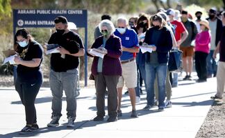 Muertes por Covid-19 bajan pese al 'tsunami ómicron': OMS