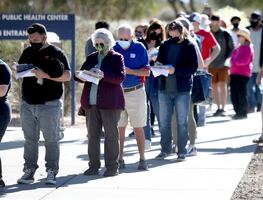 Muertes por Covid-19 bajan pese al 'tsunami ómicron': OMS