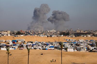 Israel dice que seguirá negociando un alto el fuego mientras bombardea el este de Rafah. VIDEO