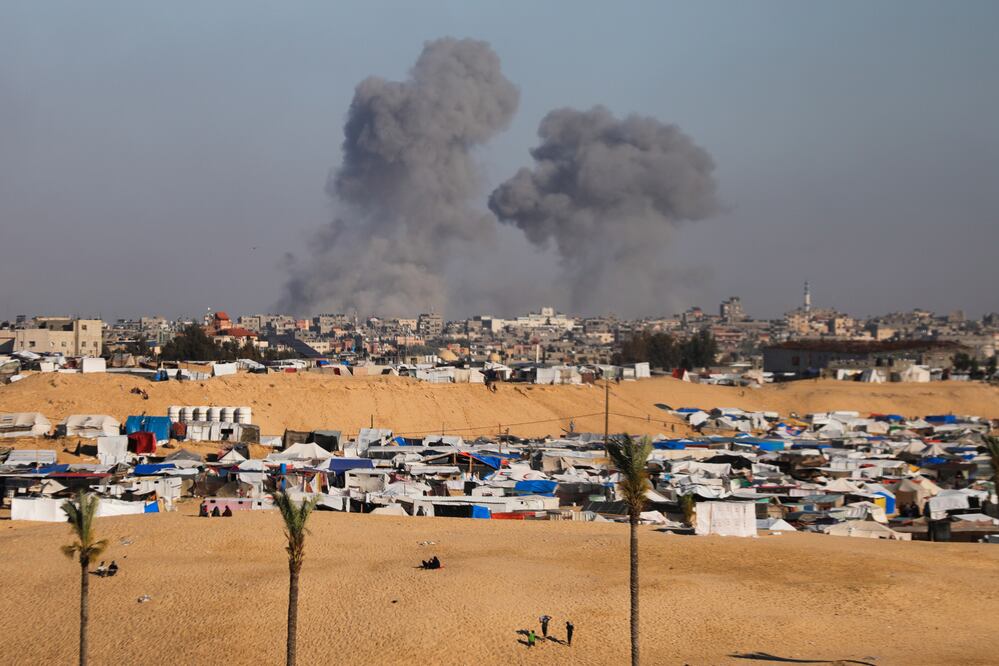 Israel dice que seguirá negociando un alto el fuego mientras bombardea el este de Rafah. (AP Photo/Ismael Abu Dayyah)