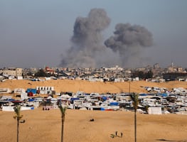 Israel dice que seguirá negociando un alto el fuego mientras bombardea el este de Rafah. VIDEO