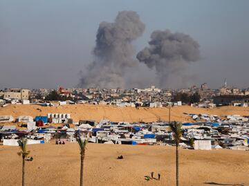 Israel dice que seguirá negociando un alto el fuego mientras bombardea el este de Rafah. VIDEO