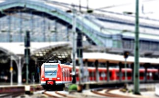 Padres recuperan a bebé que viajó solo en un tren