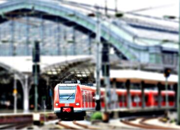 Padres recuperan a bebé que viajó solo en un tren