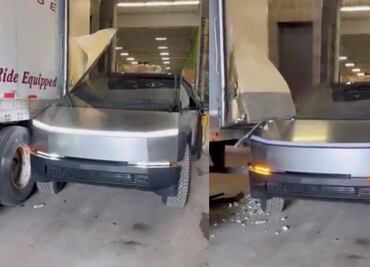 Tráiler destroza el lateral y la puerta de una Cybertruck de Tesla. VIDEO