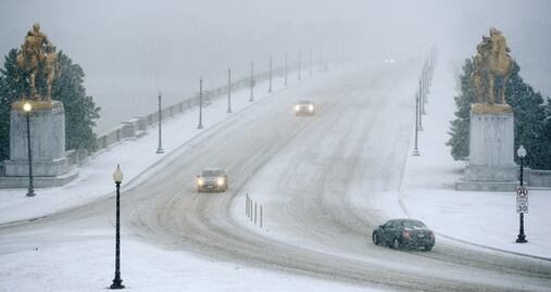 Continúan cierres carreteros e inundaciones por “bomba ciclónica”