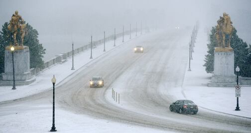 Continúan cierres carreteros e inundaciones por “bomba ciclónica”