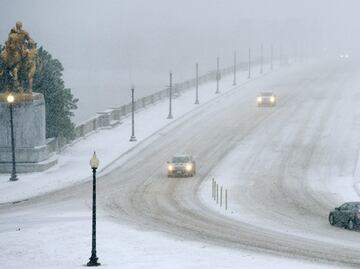 Continúan cierres carreteros e inundaciones por “bomba ciclónica”