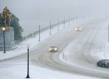 Continúan cierres carreteros e inundaciones por “bomba ciclónica”