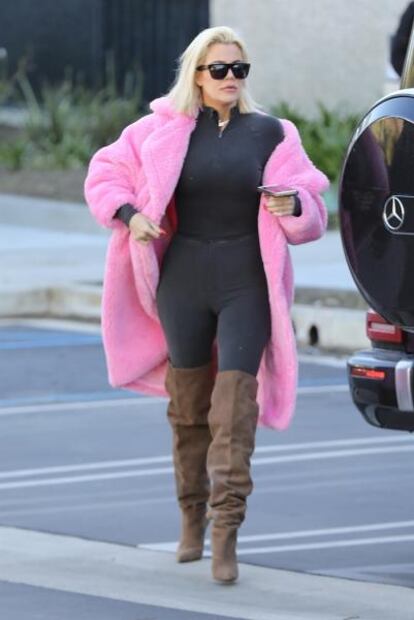 Khloé Kardashian presume silueta en leggings por California 