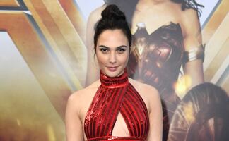 Gal Gadot destila belleza con minishort de mezclilla ideal para el verano 