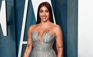 Hija de Madonna luce su escote más arriesgado con vestido de recortes