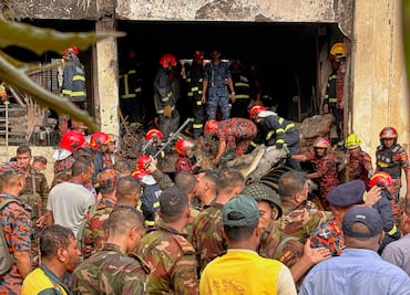 Se desploma avión de la fuerza aérea en Bangladesh sobre una escuela; suman 19 muertos y más de 100 heridos