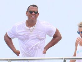 ¿Se olvidó de JLo? Alex Rodriguez vacaciona con mujeres en lujoso yate