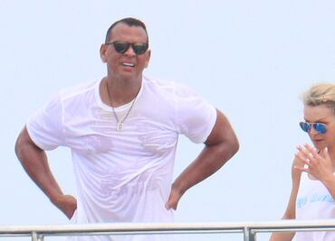 ¿Se olvidó de JLo? Alex Rodriguez vacaciona con mujeres en lujoso yate