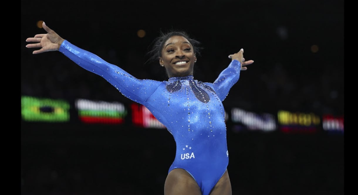 Simone Biles hace historia al ganar su sexto título de campeona del mundo en gimnasia. Foto AP