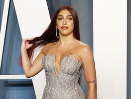 Hija de Madonna luce una diminuta y arriesgada minifalda traslúcida de cadenas