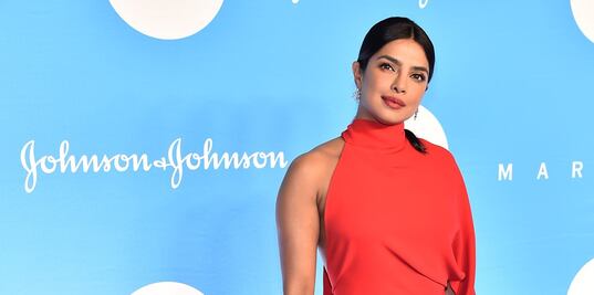 Priyanka Chopra delinea su figura con vestido rojo backless
