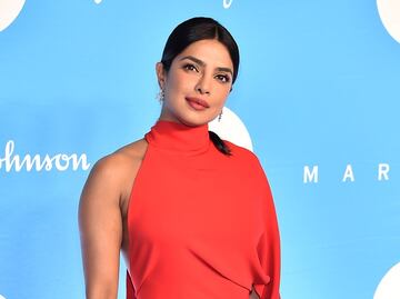 Priyanka Chopra delinea su figura con vestido rojo backless