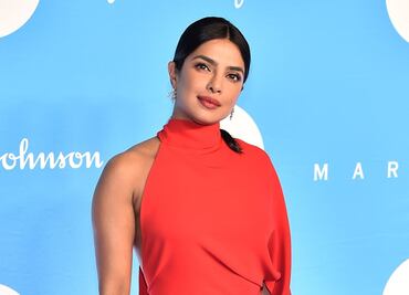Priyanka Chopra delinea su figura con vestido rojo backless