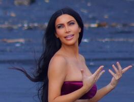 El bikini negro con el que Kim Kardashian lució sus curvas