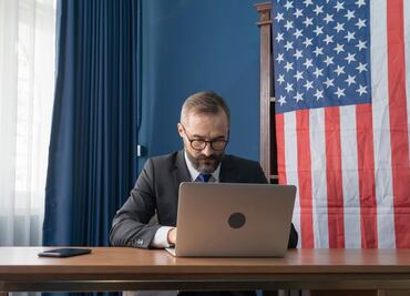 Trabaja en el Embajada de Estados Unidos como "examinador de vales"; pagan $341,278 anuales