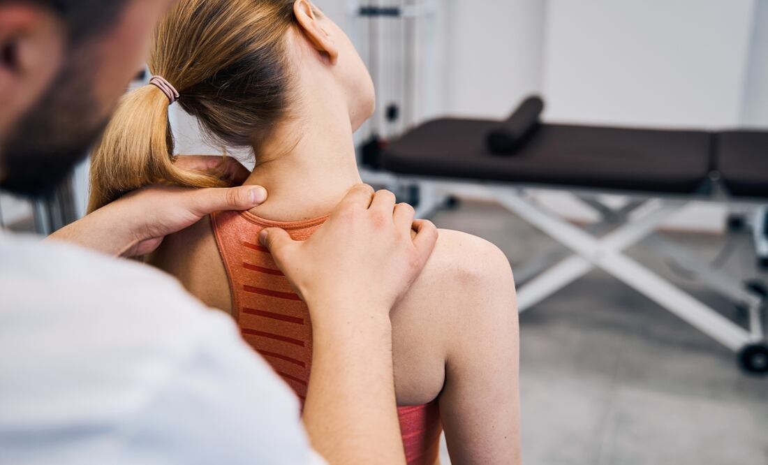 Muere joven mujer tras acudir al quiropráctico por un masaje en el cuello: “Presentó síntomas de derrame cerebral”. Foto: iStock / yacobchuk