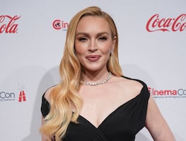 Lindsay Lohan, de 38 años, se luce como un Barbie con minivestido morado en Las Vegas